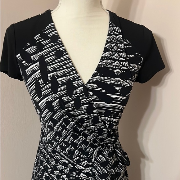 Andrew Marc black and White side ruffle stretchy vNeck Dress - Picture 4 of 10